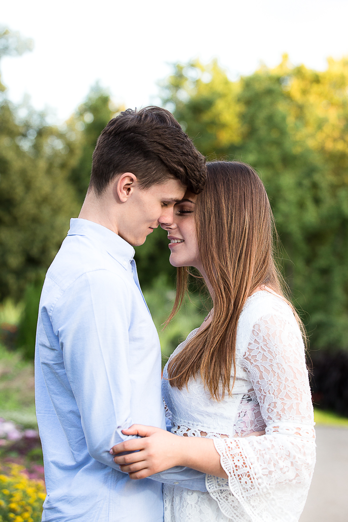 Ein junges Paar kurz vor dem Kuss auf die Lippen