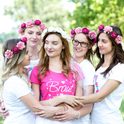 Gruppe von Freundinnen beim Junggesellenfotoshooting im Freien