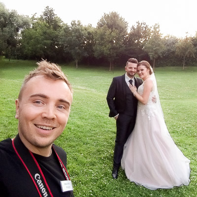 artur kling fotograf arbeit: Selfie Fotograf mit Brautpaar.