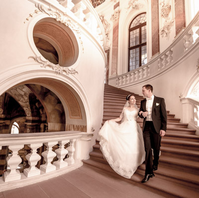 Ein Brautpaar läuft die Schlosstreppe hinunter. Hochzeitsfotograf