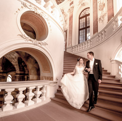Ein Brautpaar läuft die Schlosstreppe hinunter. Hochzeitsfotograf