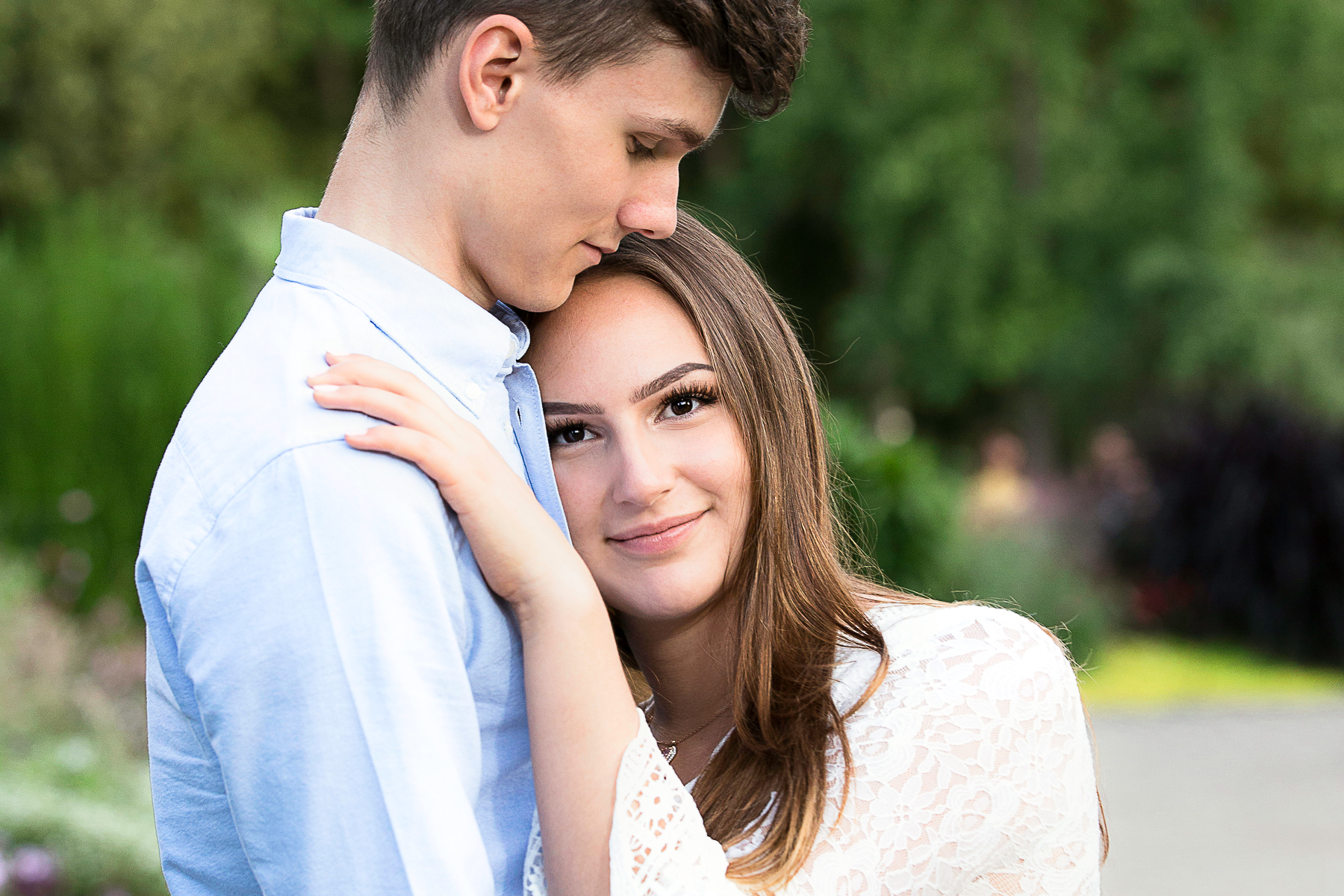 fotoshooting für paare: Ein junges Mädchen lehnt sich an die Brust Ihres jungen Freundes sanft mit dem Kopf an